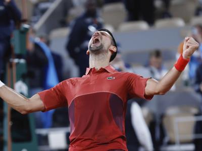 Novak Djokovic triunfa en cinco sets y sigue protegiendo su título