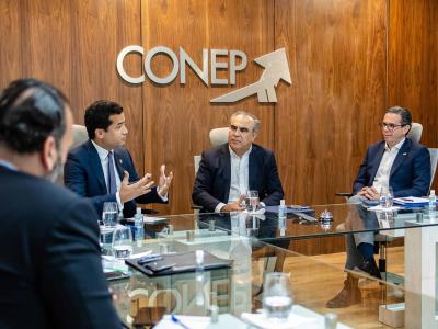 Omar Fernández y la Confederación Nacional de la Empresa Privada (Conep) evalúan las propuestas de reformas