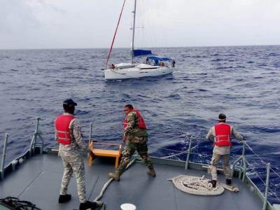 Operativo de rescate de seis individuos a bordo de una embarcación varada en las aguas de Puerto Rico