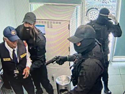 Operativo policíaco en el Banco Popular resulta en la neutralización de dos asaltantes