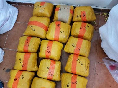 Operativo policial logra desarticular organización criminal en la capital, resultando en la detención de tres personas y el decomiso de sustancias ilegales