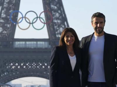 París dos mil veinticuatro: evento de presentación de símbolos olímpicos en la emblemática Torre Eiffel