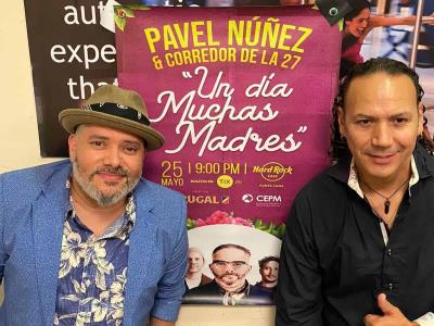 Pavel Núñez hace una donación de su sombrero al restaurante Hard Rock Café