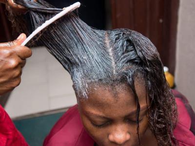 Posibles riesgos de cáncer asociados con el uso de alisados para el cabello, según investigación