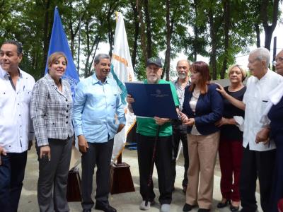 Reescritura del Título en Estilo Informativo
Los héroes caídos en los combates del 14 y 20 de junio de 1959 son homenajeados con una ofrenda floral