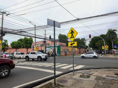 Se encuentran letreros no autorizados en las vías de Santo Domingo