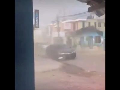 Se registran incidentes con sillas siendo arrastradas por el viento durante un tornado en Boca Chica