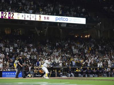 Tatis y Machado conectan cuadrangulares para llevar a los Padres a la victoria sobre los Cerveceros por un marcador de 7-6
