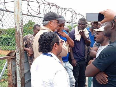 Trabajadores del sector de transporte de carga de origen haitiano impiden la circulación en la frontera de Dajabón