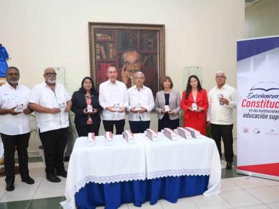 Tribunal Constitucional ofrece obsequios de la Constitución a organizaciones
