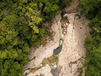 Un plan para combatir la contaminación plástica en el curso del río Jacagua