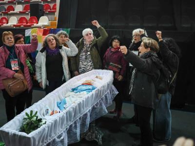 Un recorrido nocturno por la Plaza de Mayo en honor a Nora Cortiñas