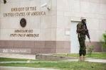 Policías kenianos custodian la Embajada de Estados Unidos en Haití