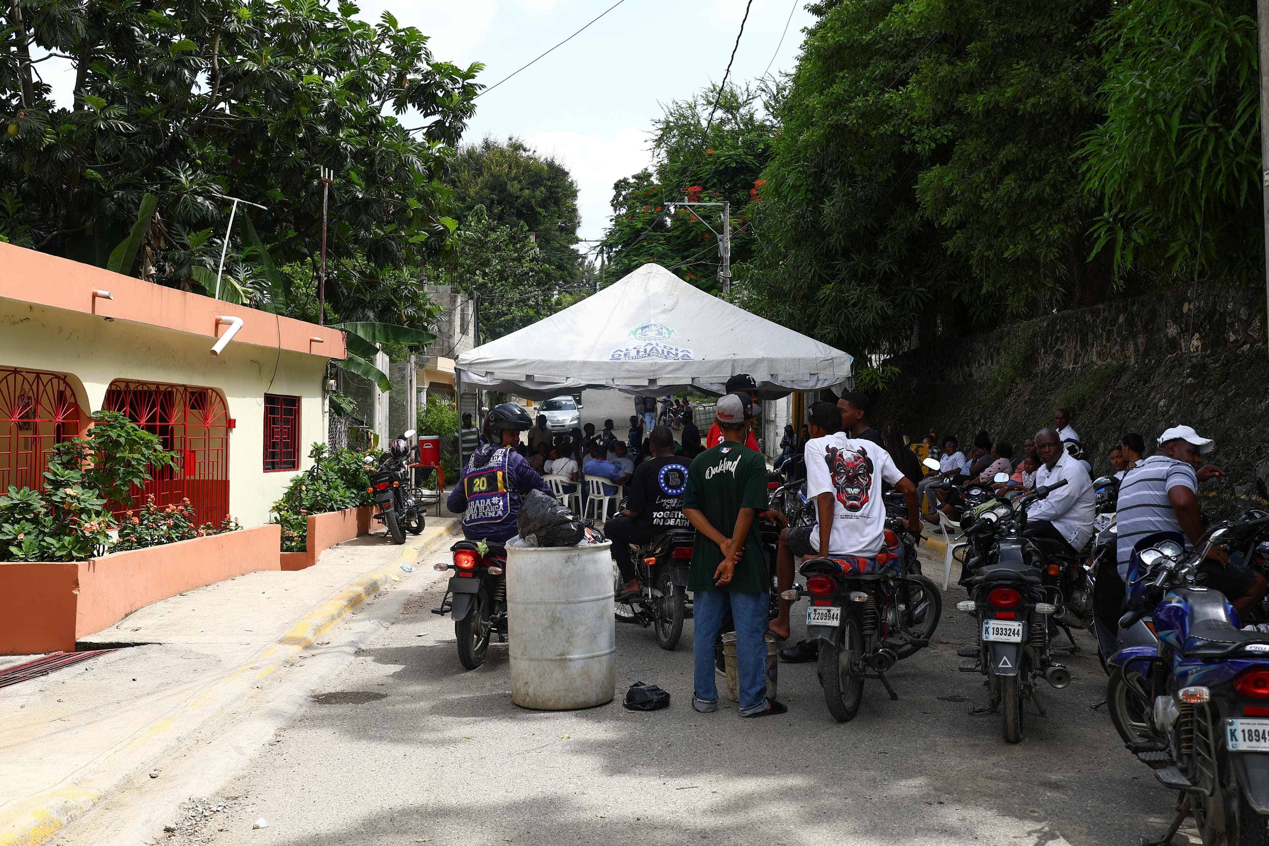 Familiares y allegados esperan el cuerpo de Osvaldo Javier a las afueras de la casa de su madre.