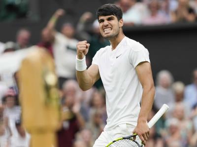 Alcaraz logra remontar y vence a Tiafoe, avanzando a la cuarta ronda en Wimbledon