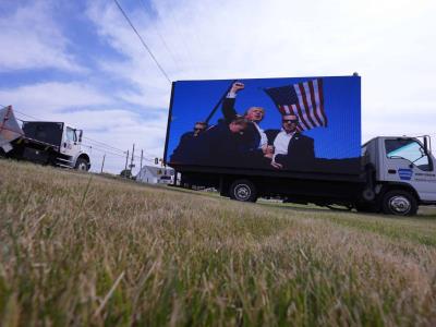 Atacante tenía fotos de Trump, Biden y otros funcionarios