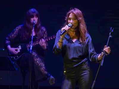 Carla Bruni canta en Cartagena el idioma universal del amor