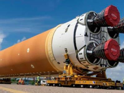 Cohete de NASA que se usará en misión a la Luna sale de fábrica