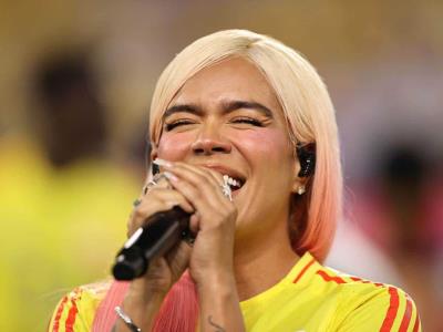 Critican a Karol G por cantar el himno de Colombia