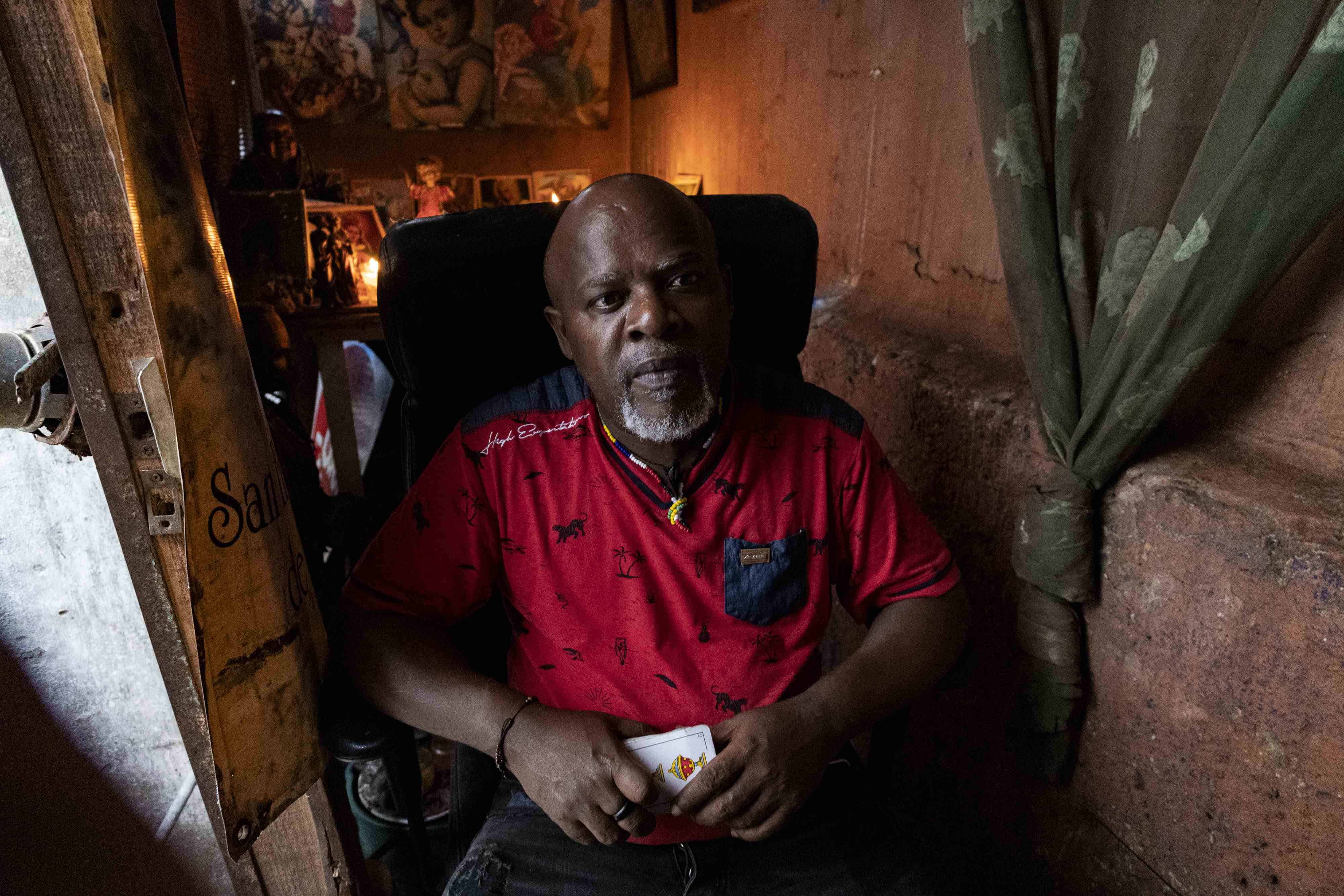 El curandero Rodolfo, antes de leer las cartas.