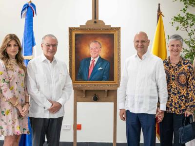 Embajada del Ecuador distingue con retrato a Frank Rainieri