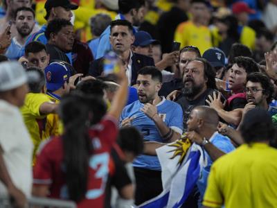 Enfrentamiento físico entre jugadores de Uruguay y Colombia durante la Copa América