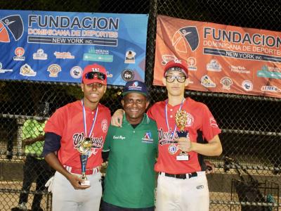 Equipos ganadores del torneo de béisbol Roberto Rojas son galardonados por la FDDNY