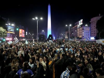 Hinchas argentinos disfrutan de la Copa América en medio de la crisis