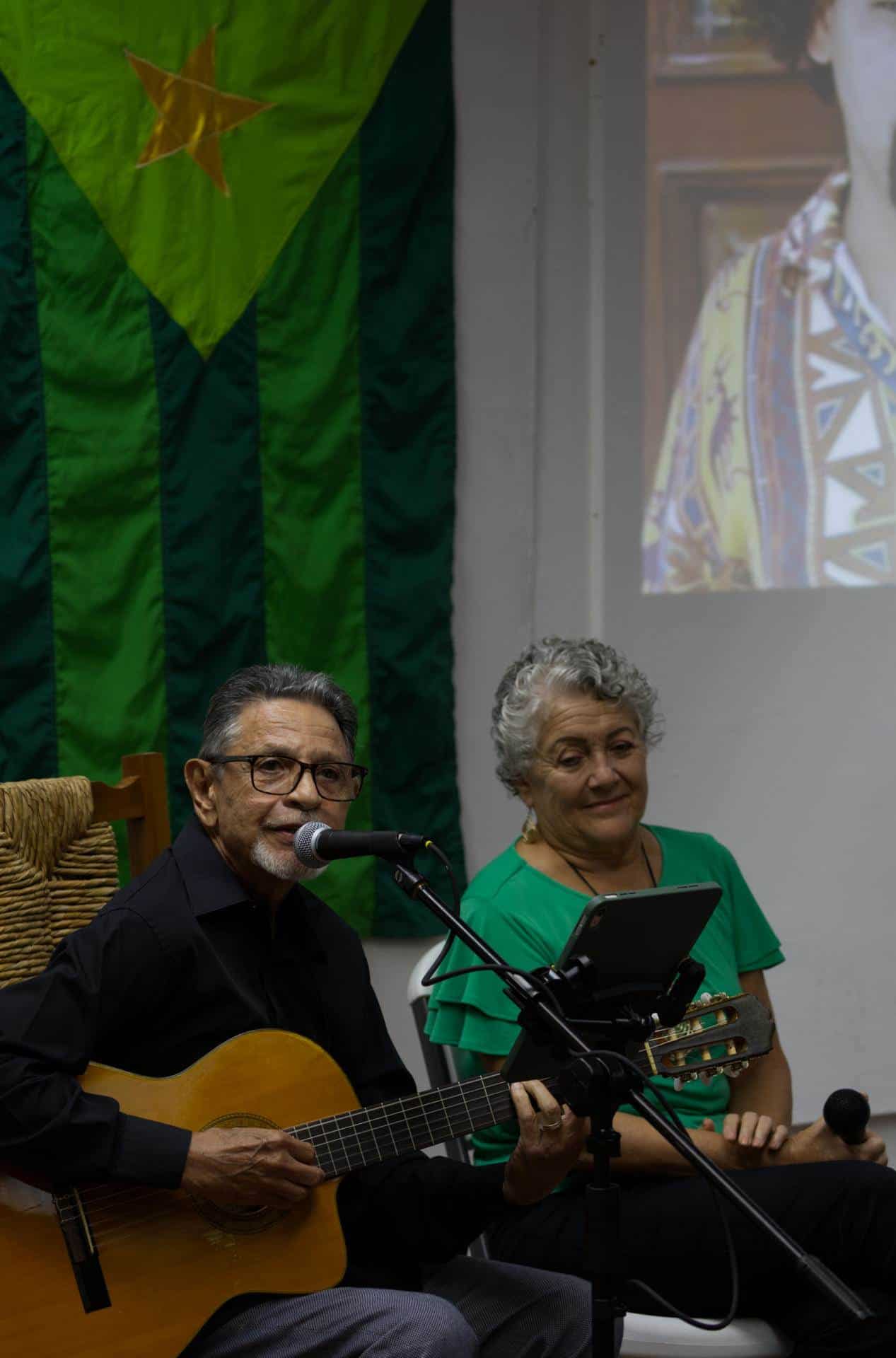 Silverio Perez (i) y Jossie Latorre (d) cantan durante el velorio del cantautor Antonio Cabán Vale, El Topo, en la sede del Instituto de Cultura este lunes, en San Juan (Puerto Rico).