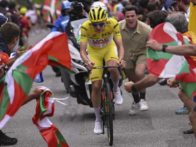 ```html
Tadej Pogacar se impone en la etapa 14 del Tour de Francia
```