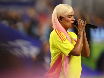 Karol G canta el himno de Colombia en final de la Copa América