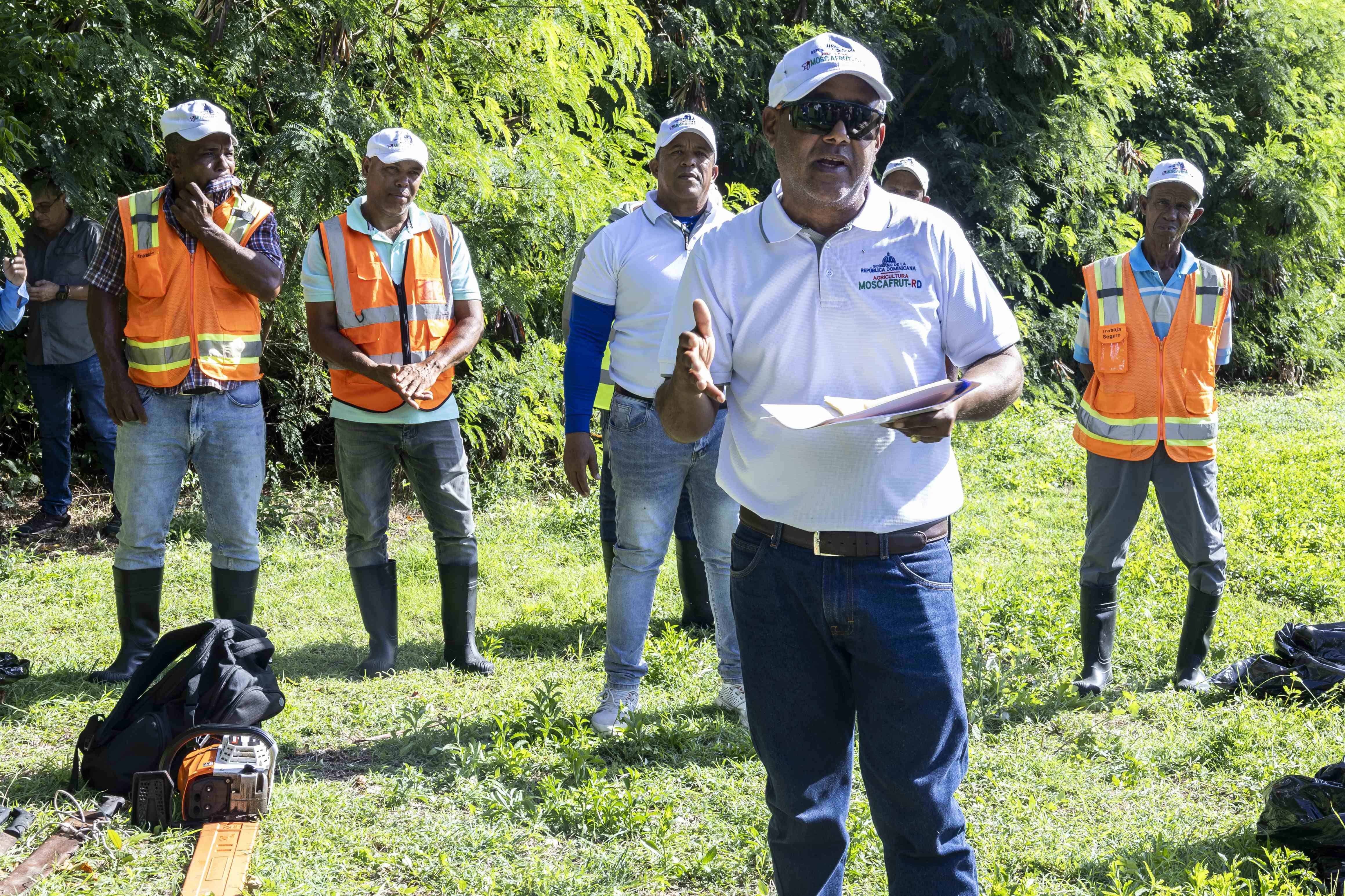 Trabajadores del Ministerio de Agricultura durante la explicación del control mecánico.