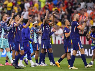 La selección de fútbol de Holanda derrota a Rumania con un marcador de 3-0 y avanza a la siguiente fase de la Eurocopa