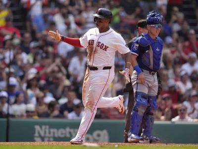 Largo cuadrangular de Rafael Devers rompe silla del jardín derecho