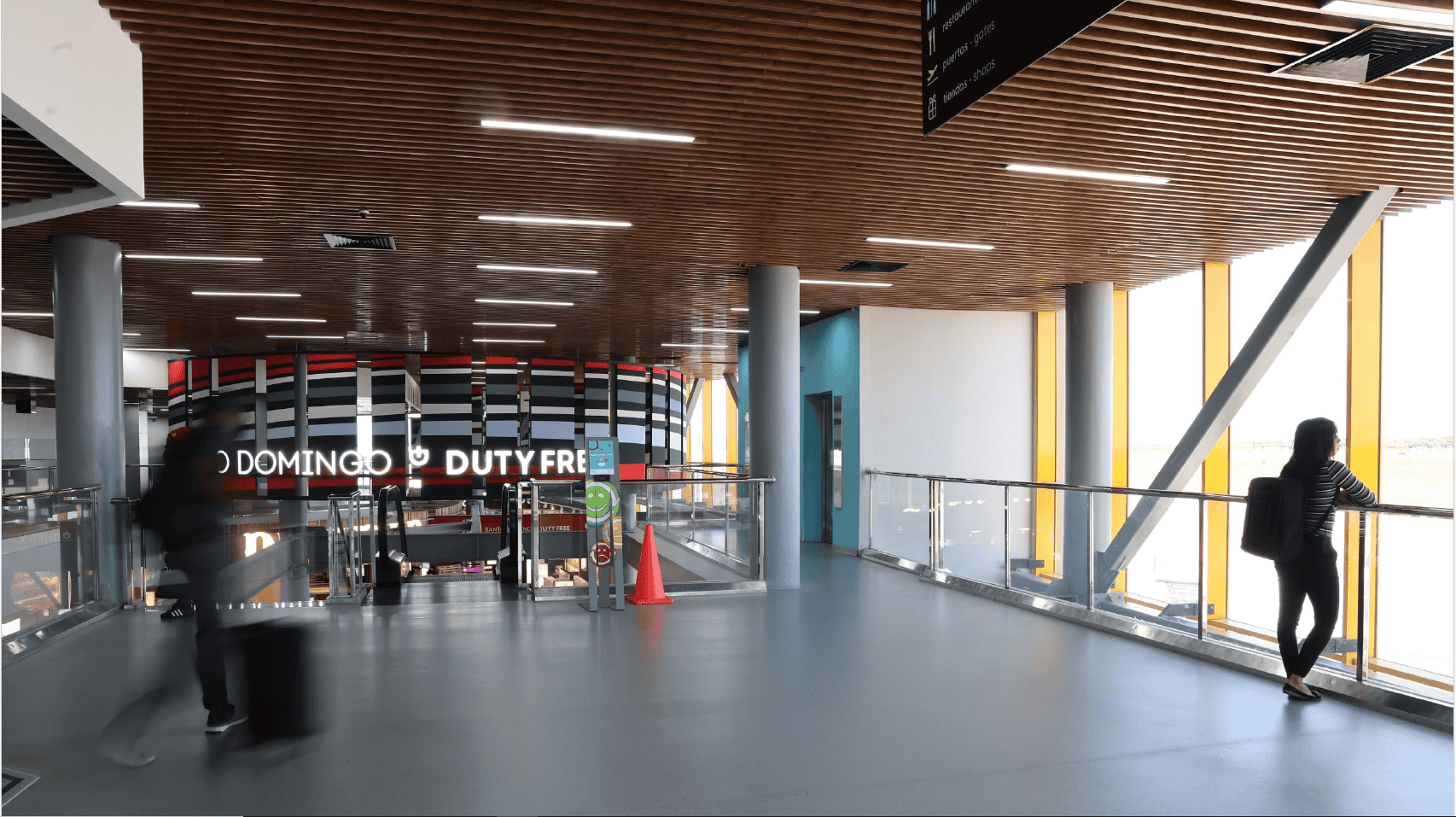 Imágenes de la instalación de plafones en los techos de las áreas restringidas del aeropuerto.