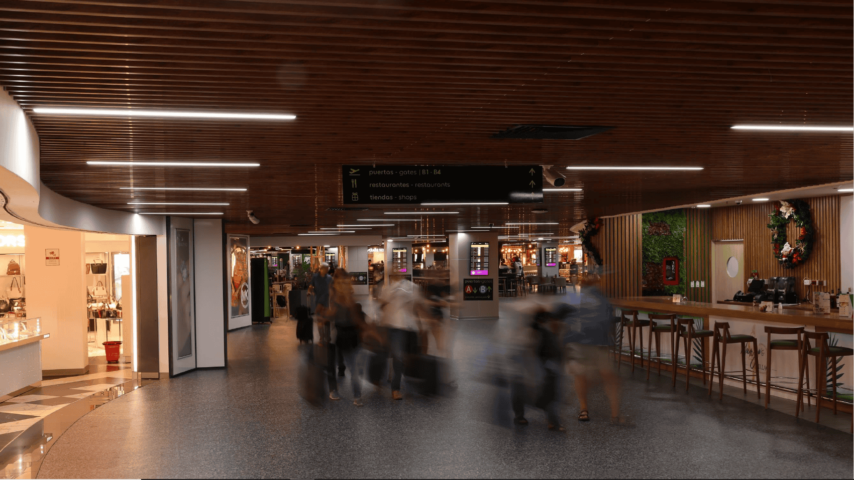 Imágenes de la instalación de plafones en los techos de las áreas restringidas del aeropuerto.