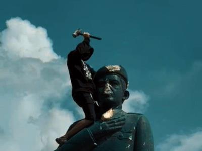 Manifestantes derriban estatuas de Hugo Chávez en Venezuela