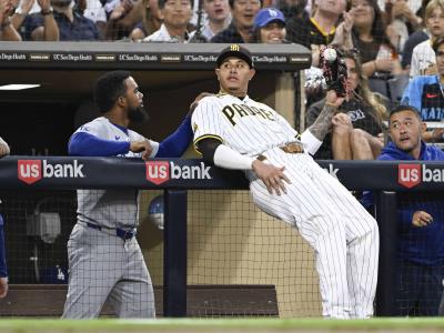 Manny Machado da 2 jonrones; Padres vencen a Dodgers en la décima