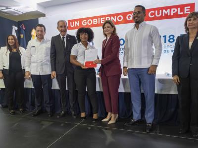Más de 150,000 becas repartidas por el Gobierno en últimos 4 años