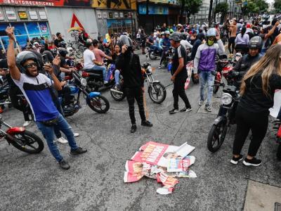Militares lanzan lacrimógenas a venezolanos que rechazan resultados