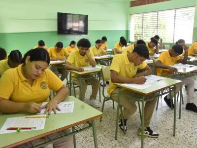 Pruebas Nacionales: el 74% de los estudiantes aprobó, dice Minerd