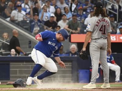 Springer conecta un jonrón que resulta en tres carreras y Azulejos ganan por un marcador de 7-6
