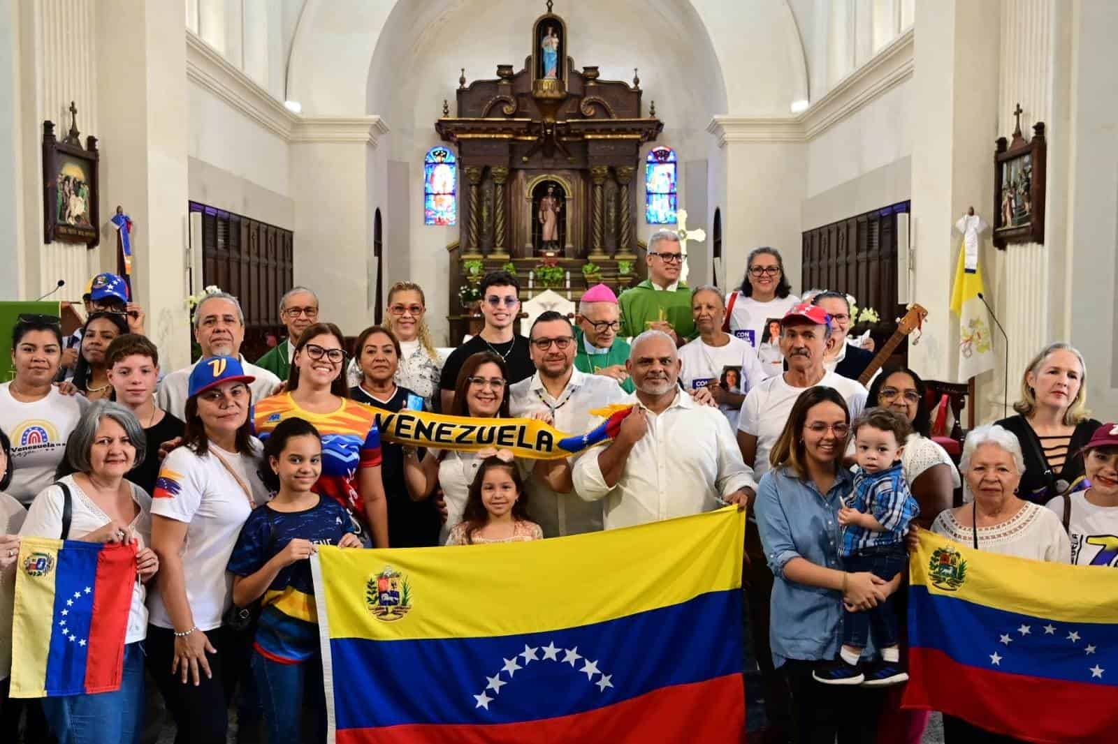 Venezolanos posan para una foto luego de una misa por las elecciones presidenciales de su país.