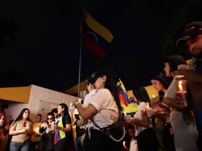 Venezolanos realizan vigilia frente al consulado