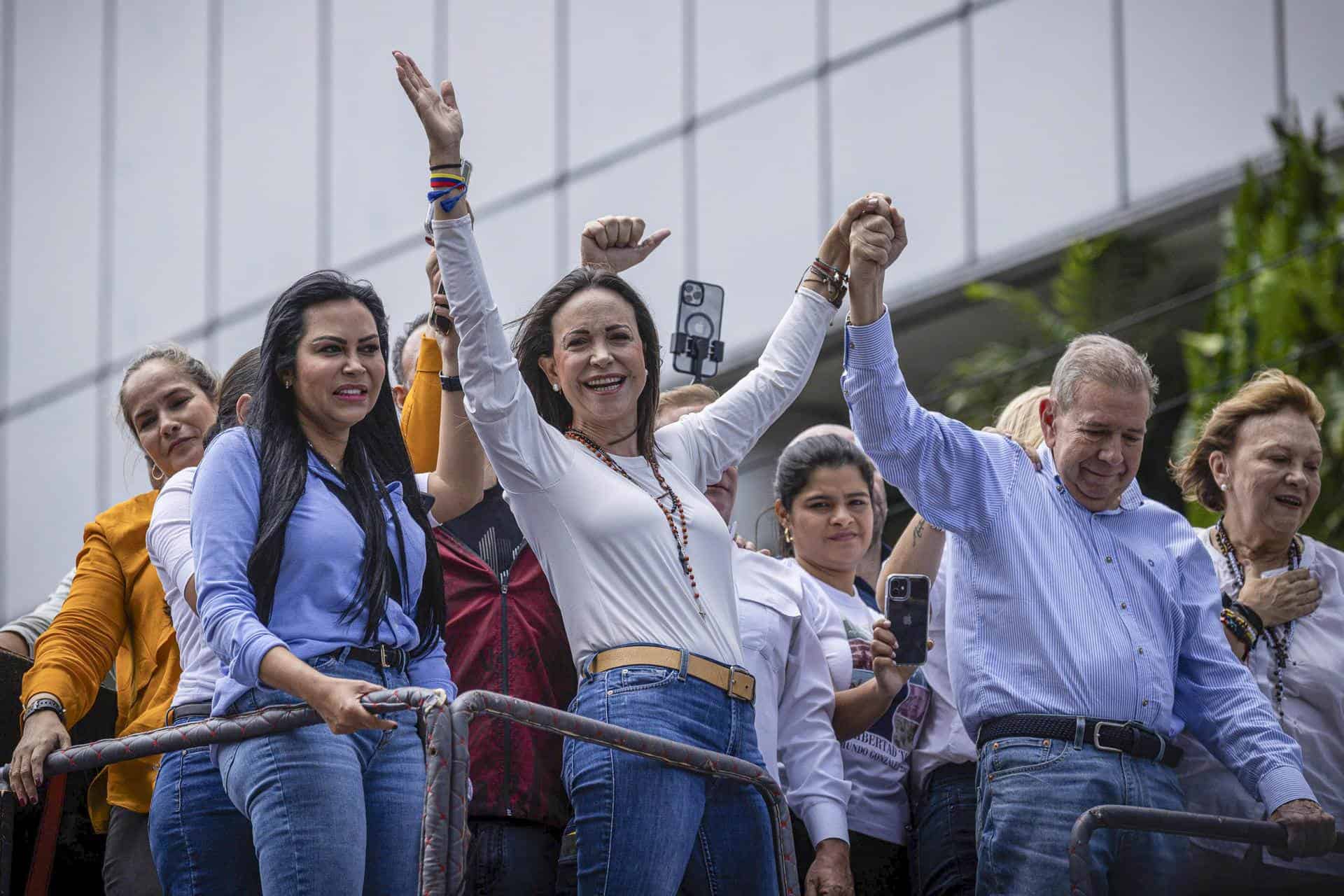 La líder opositora venezolana María Corina Machado (2-i) y el candidato a la presidencia de Venezuela Edmundo González Urrutia (2-d) participan en una manifestación de apoyo este martes, en Caracas (Venezuela). 