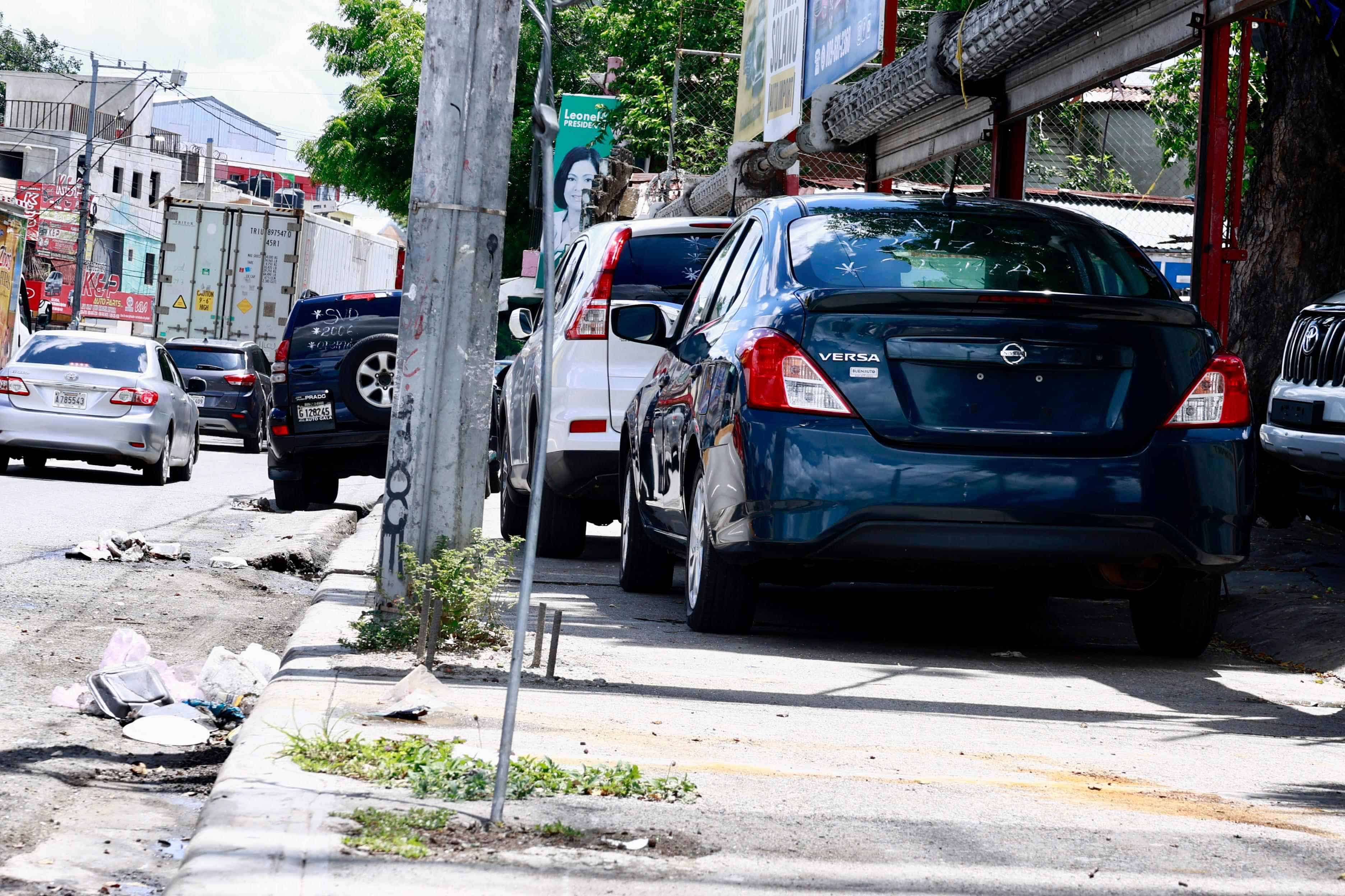 En la Avenida Expreso V Centenario los dealers dejan muy poco espacio para que los peatones puedan caminar de un lugar a otro.  