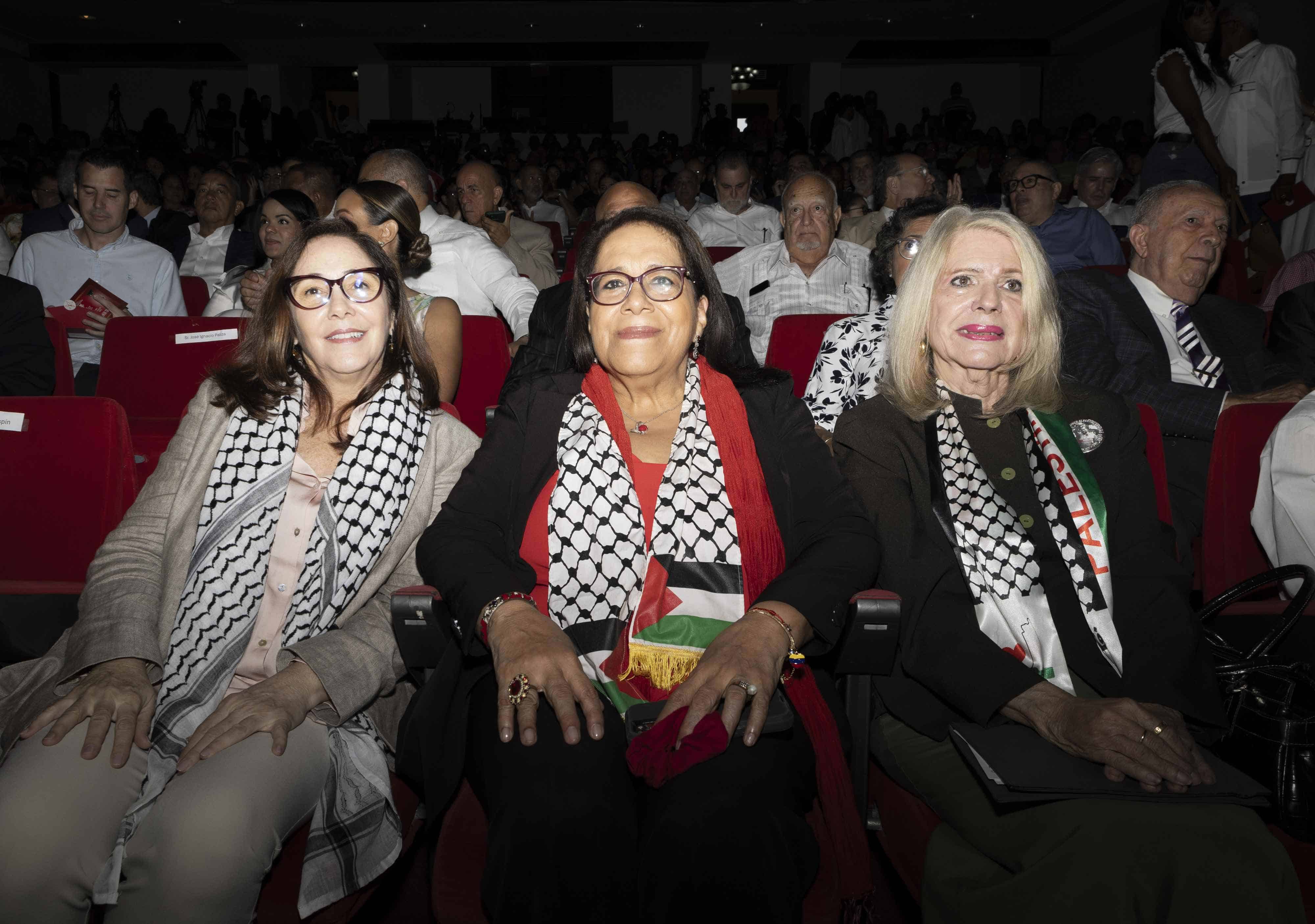La política cubana Mariela Castro Espino y la abogada salvadoreña Nidia Díaz también portaron kufiyas. Ellas también fueron reconocidas junto a Vicenta Vélez.