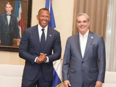 Abinader recibe visita del expelotero Alex Rodríguez