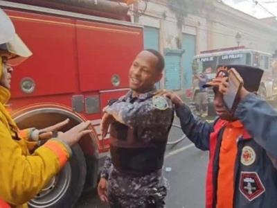 Arrestan agente por agresión policial a reportero gráfico en Santiago