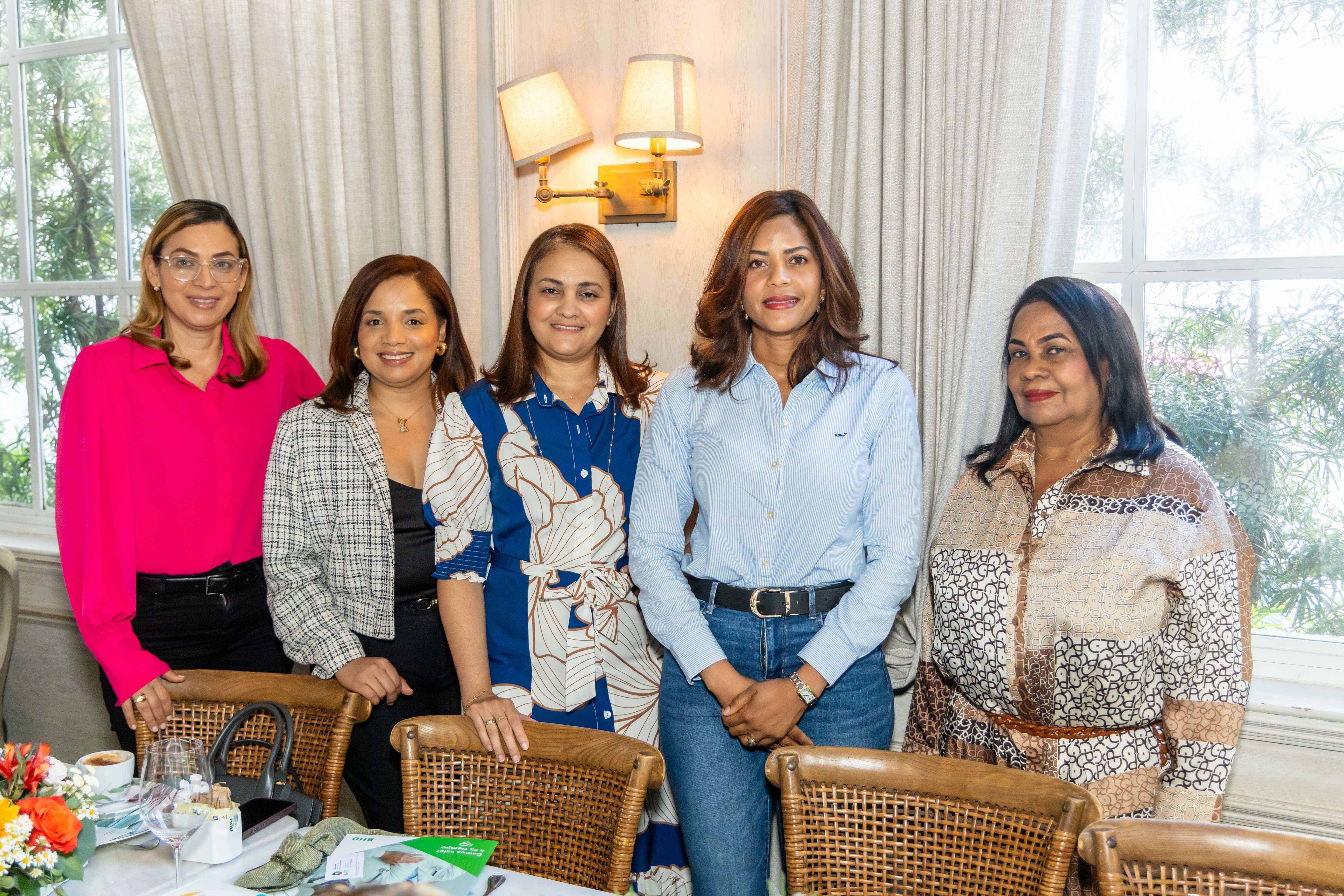 Yisett Guzma´n, Erika Reyes, Yesenia Ruiz, Cristina Paulino y Dagnia Jime´nez